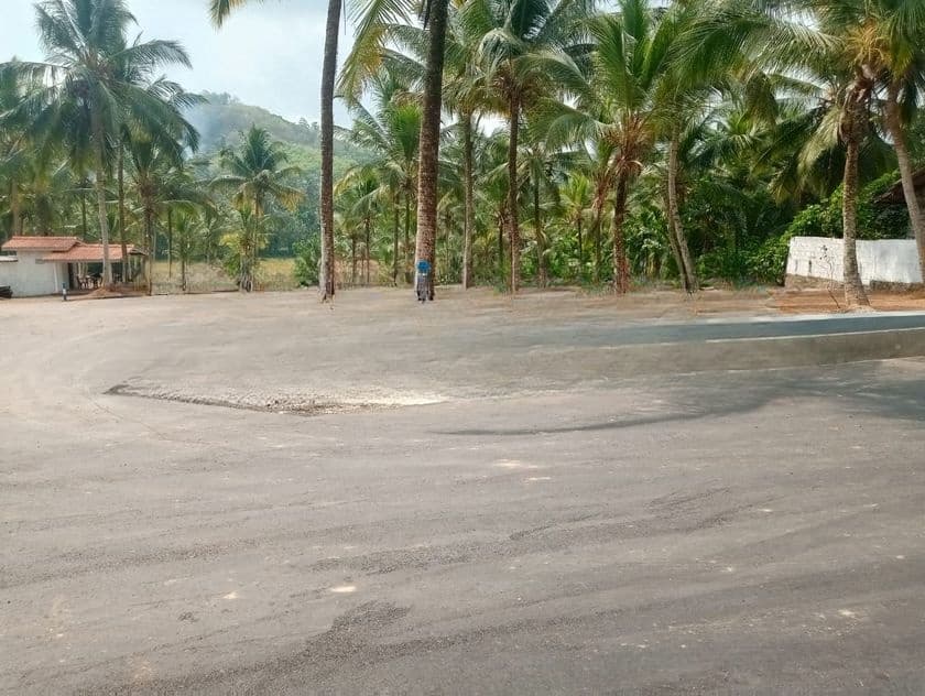 පදිංචියට කඩවතට නුදුරින් වෙල් යායකට මායිම්ව ඉඩම