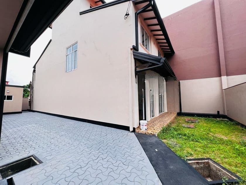 Well Build Brand New House In Talawatugoda