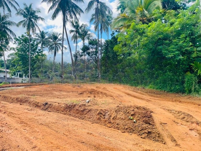 Yakkala New Land නුවර පාරට ඉතාම ආසන්නව වටිනා බිම් කොටස්