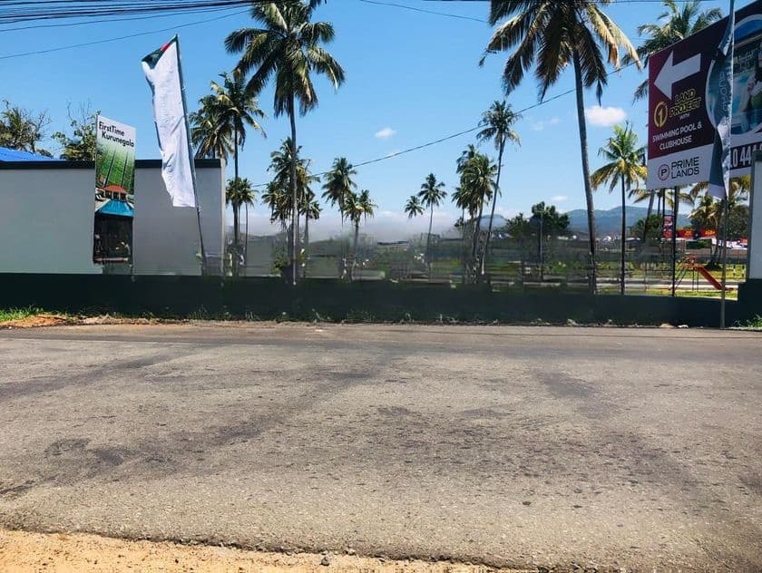 පිහිනුම් තටාකය, සමාජ ශාලා ඇතුලු පහසුකම් රැසකින් සමන්විත ඉඩමක් කුරුණෑගල