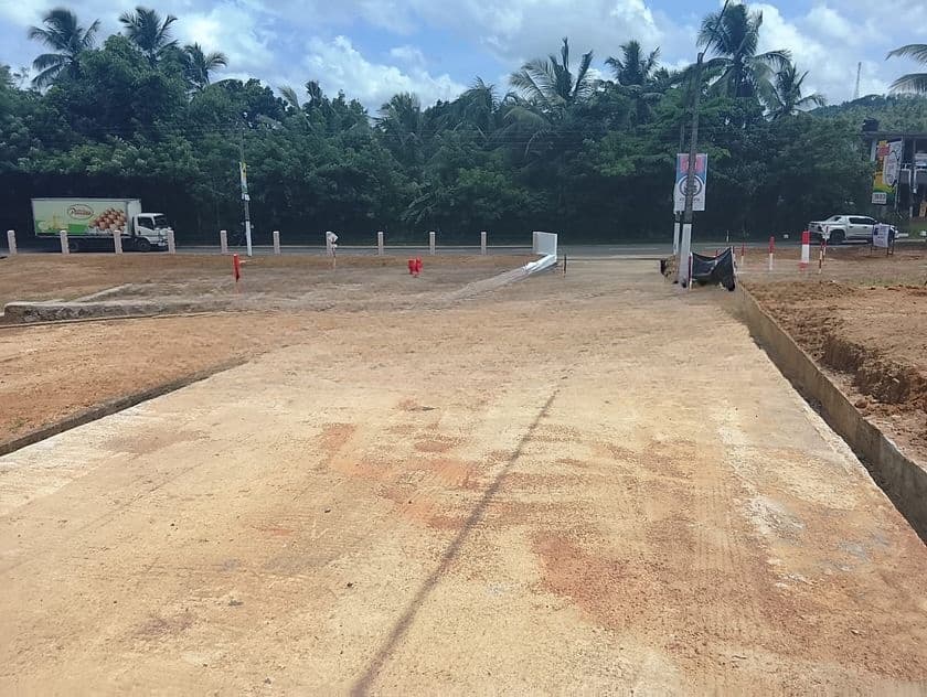 මීපේ ඉංගිරිය (124) ප්රධාන බස් පාරට මුහුණලා බිම්කොටස්