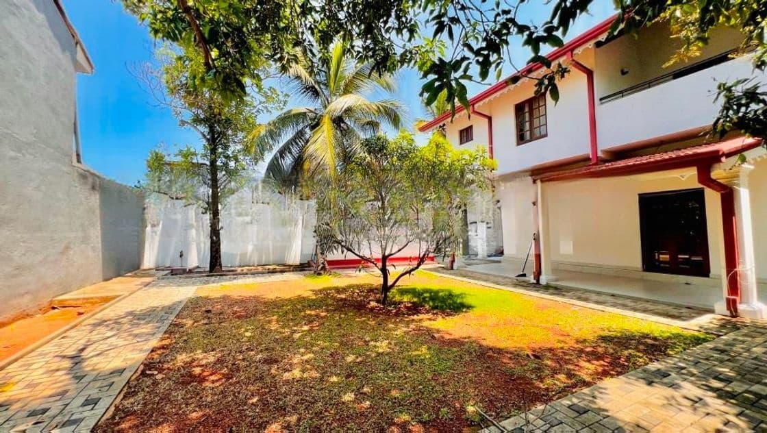Very Big 3 Story 6 Bed Rooms Fully Furnshed House For Sale In Negombo