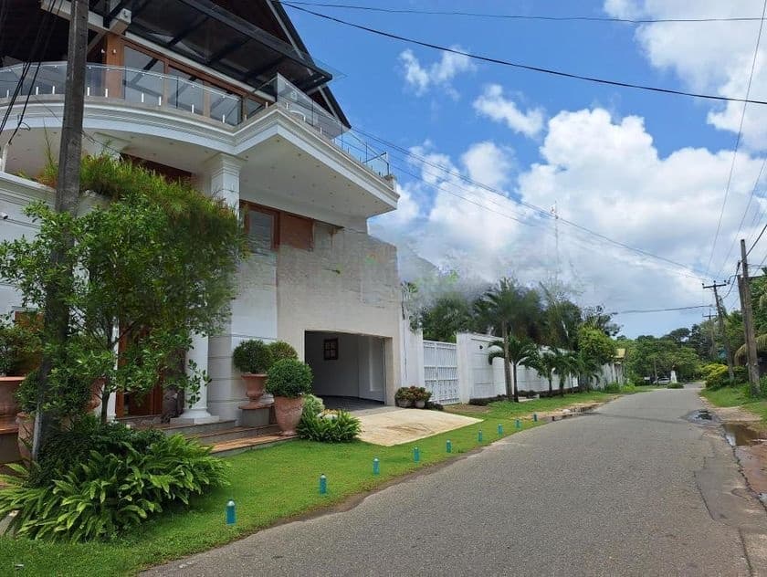 architecture desing super luxury house for sale in Battaramulla