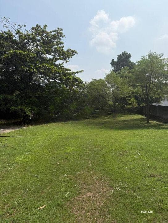 Big land/Palawatta junction/110perches/for sale in Battaramulla.