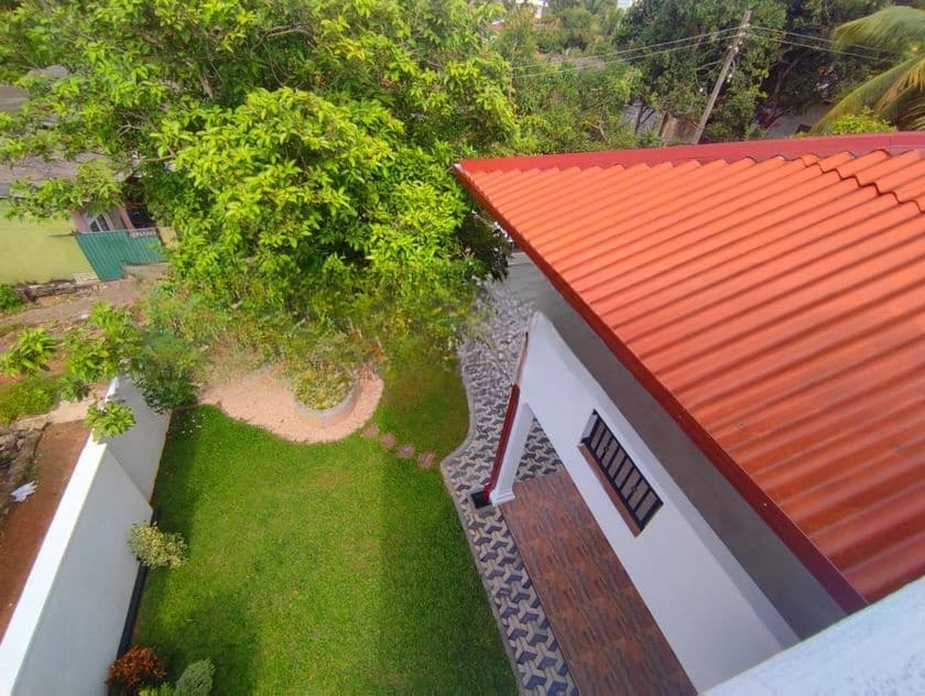 කැස්බෑවෙන් පර්චස් 15 ක සුකෝපබෝගී තෙමහල් නිවසක් විකිනීමට