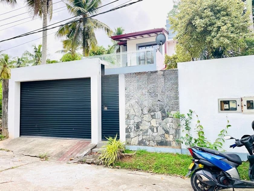 Luxury 4-Bedroom Solar House for Sale – Athurugiriya
