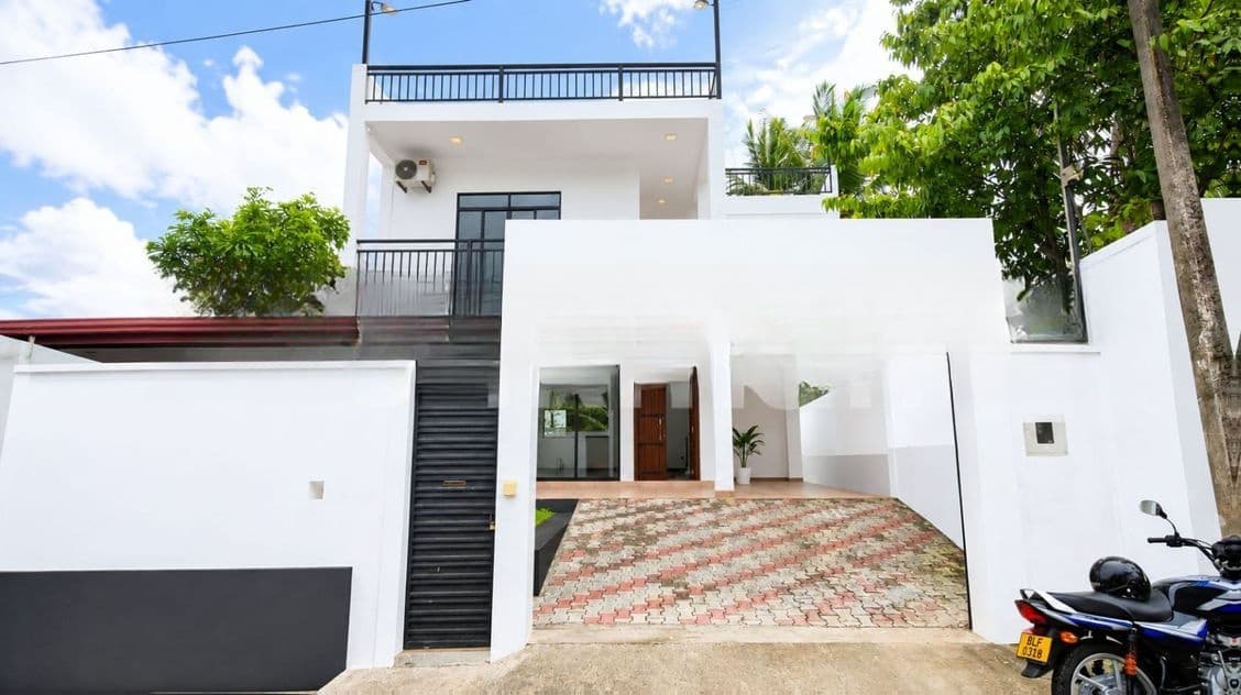 3 Storey rooftop Luxury House for sale in Athurugiriya