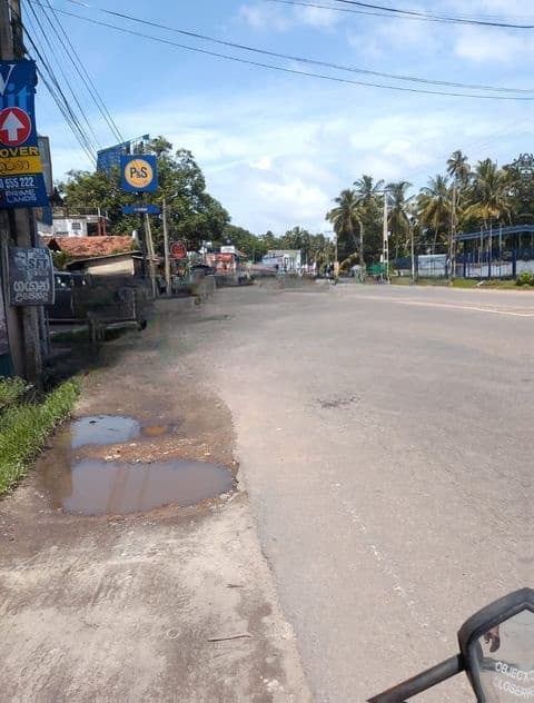 වටිනා ඉඩමක් කුරණින් විකිණීමට ඇත.