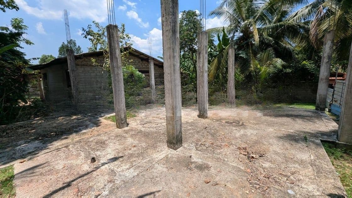 බාගෙට නිම කළ නිවසක් සමඟ පර්චස් 6.5 ඉඩම
