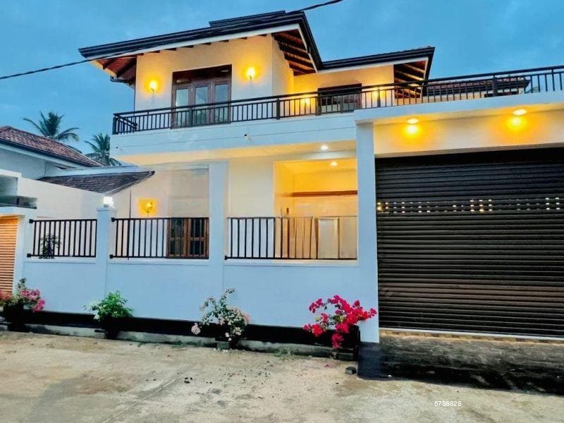 Perfect Wooden Used Brand New Upstairs House For Sale In Negombo Area (Welihena)