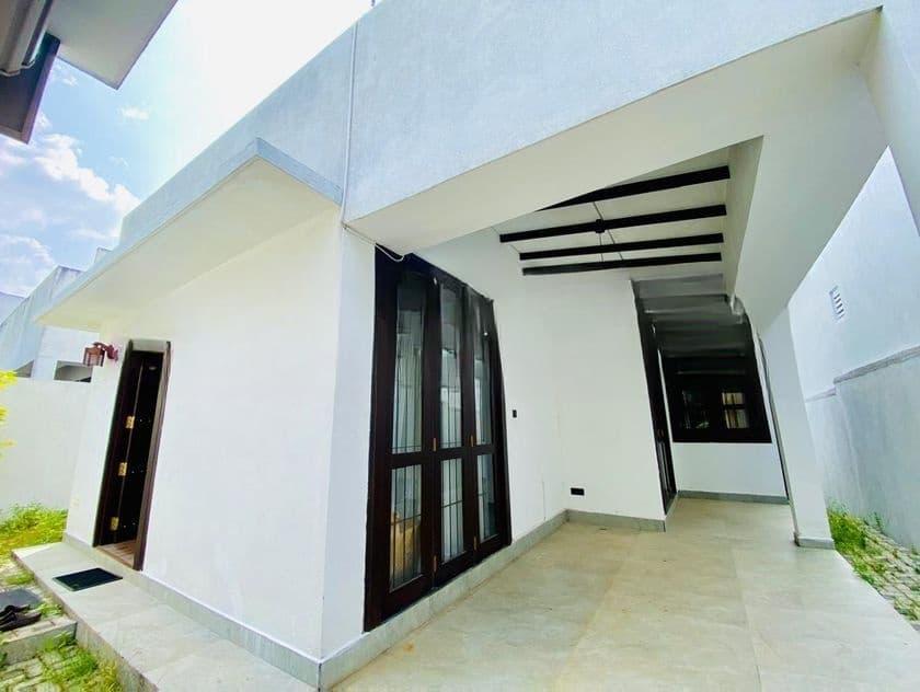Modern House with CCTV Remote Gate – Athurugiriya