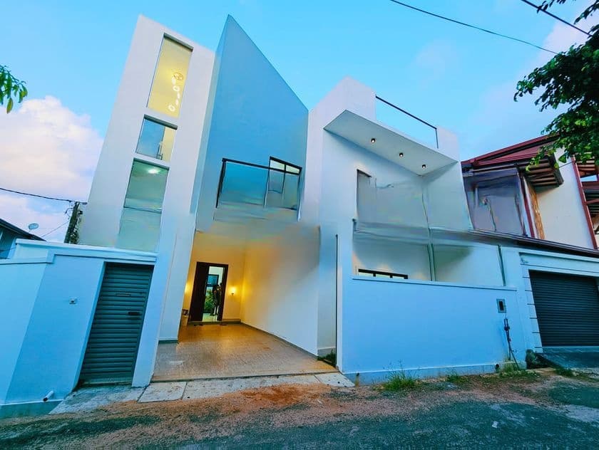 Luxury 2-Storey House for Sale – Athurugiriya