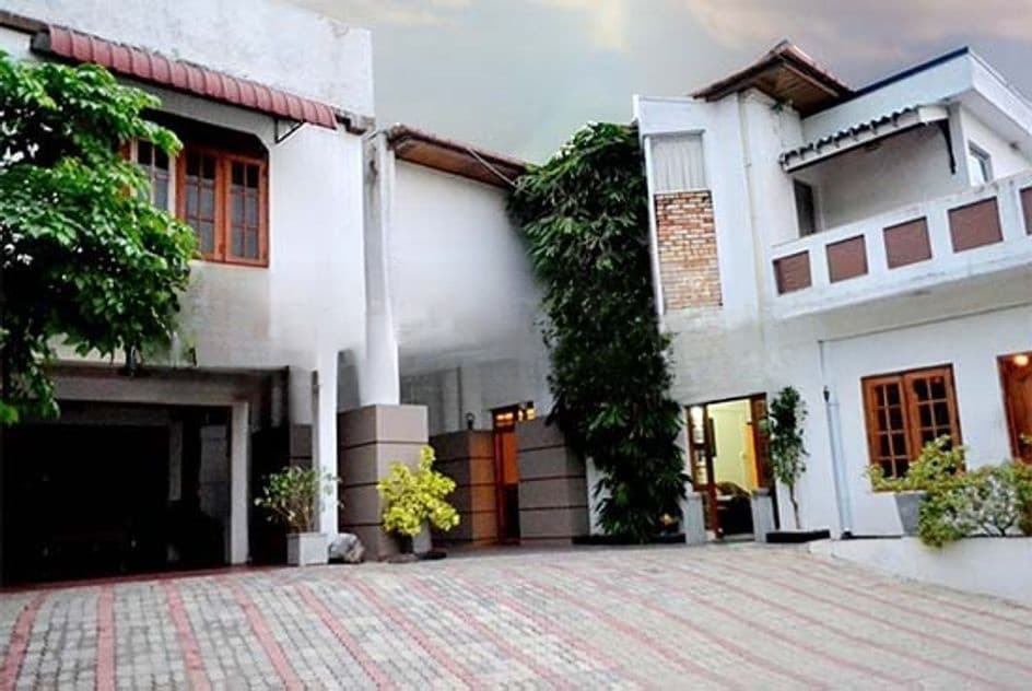 Kandy : 14 A/C BR (85p) Hotel for sale Infront of Lake Round