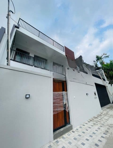 Luxury Two Storied House In Talawatugoda