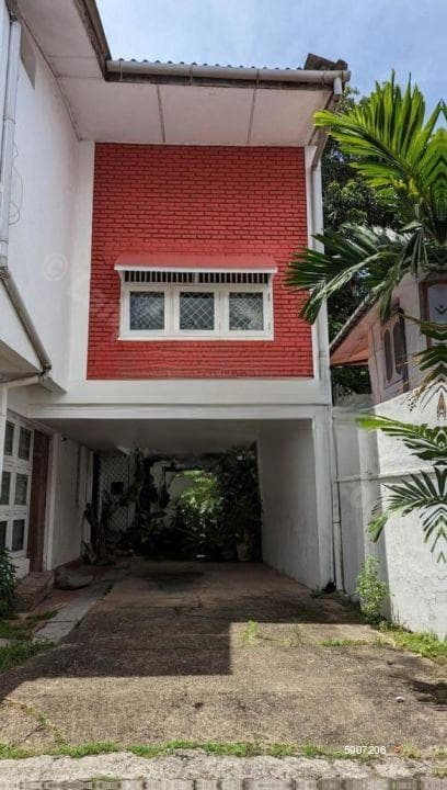 Land with house for sale in Colombo 7