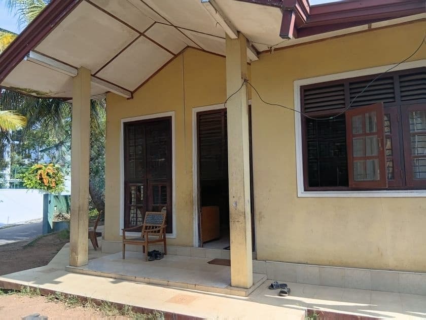 Nugegoda Udahamulla 12 Perches of Land with an old House for Sale