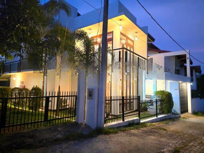13 Perches - Bricks Walls Luxury 2 Storied House Mattegoda