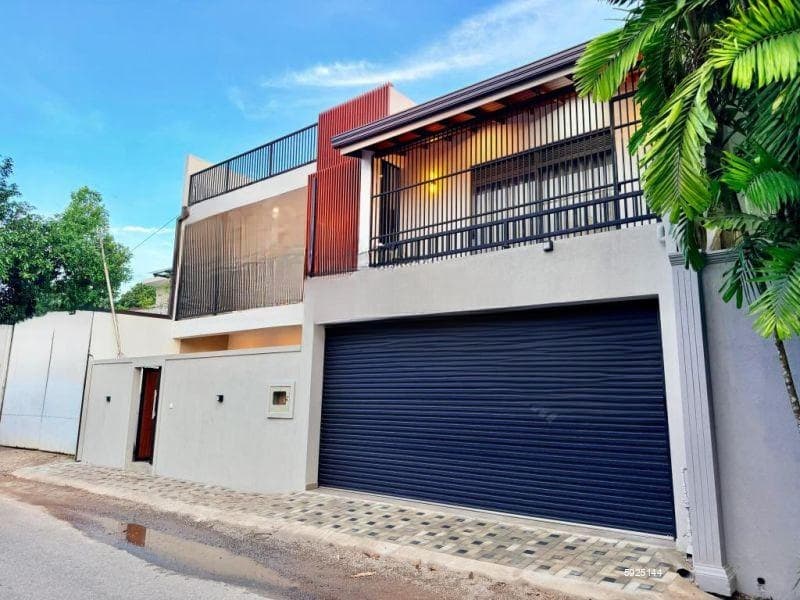 Battaramulla Lake Road 4 BR Brand New Luxury House for Sale