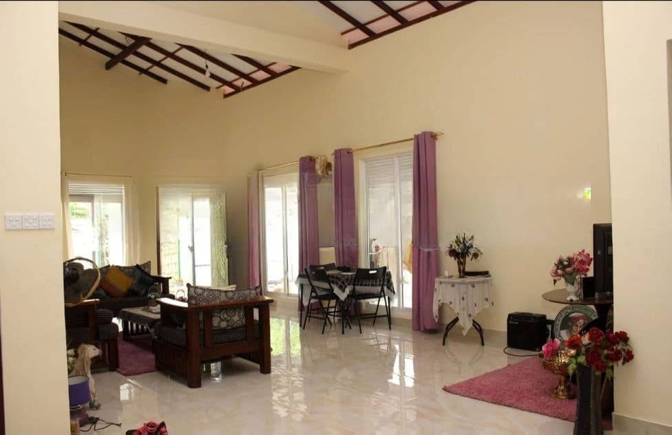 Minuwangoda : 4BR (16 perches) House for Sale at Walpitamulla