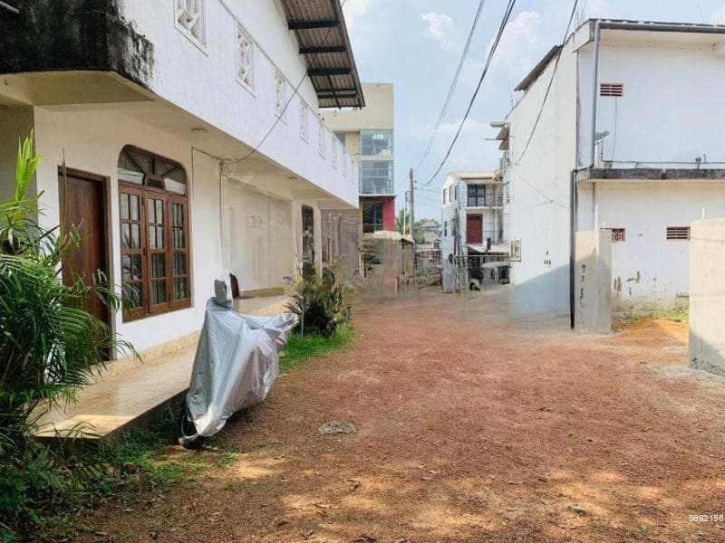Two-storey house with two shops for sale 100 meters from Vidyala Junction on Malabe Road, Maharagama (SSPH-307)