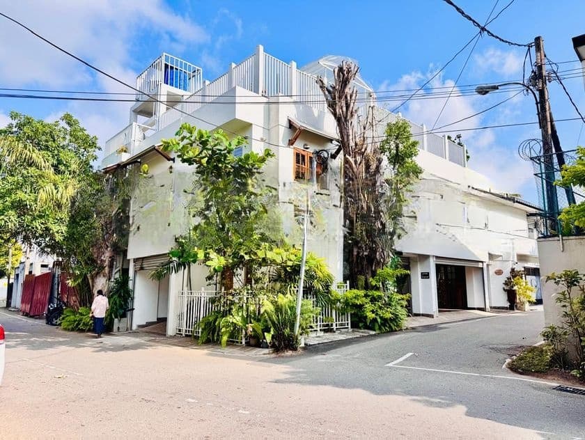 3 Bedroom Luxury Home with Rooftop Pool – Colombo 7