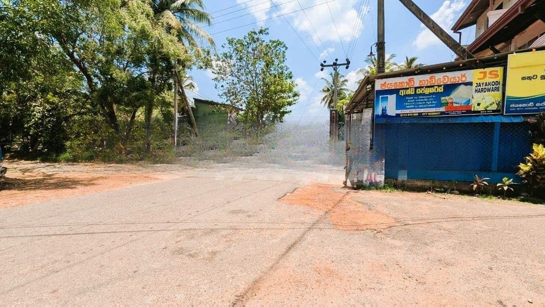 උඩුගම්පොළින් ඉඩමක්