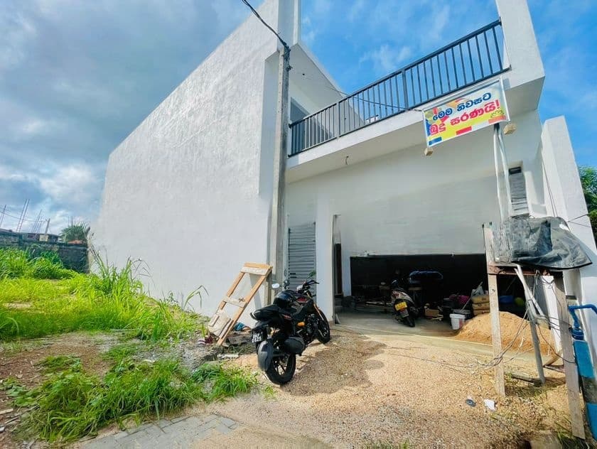 Elegant Modern Home with Roof Terrace Near Kottawa Highway