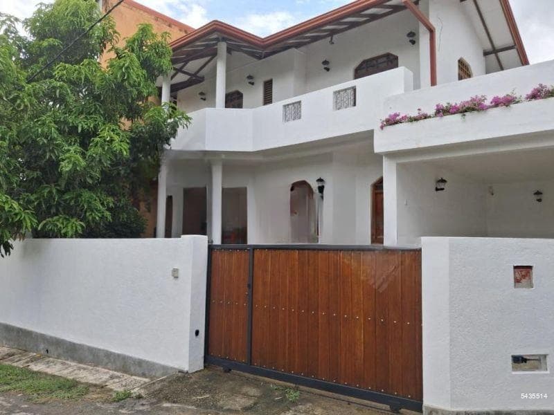 Refurbished 5 ( 4+ 1 maids room)Bedroom house for sales in a residential quiet suburb of Malabe