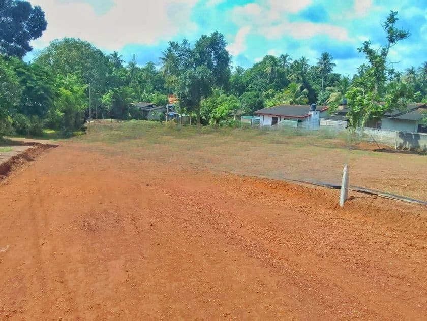 උඩුගම්පොළ නගරයර සමීපව බස් පාරට නුදුරින් හොඳ ඉඩමක් විකිණීමට