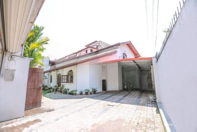 5BR House for Sale in Pelawatta, Battaramulla | LKR 75 Million (HS4713)