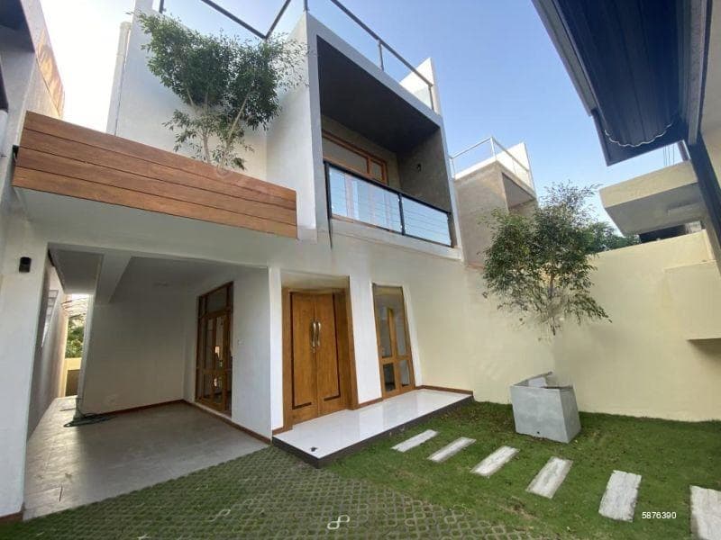Brand New Three Storied Beautiful House close to Pelawatta Junction, Battaramulla