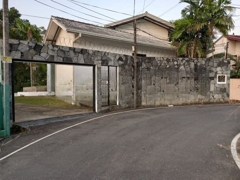 Spacious Luxury House For Sale Talawatugoda