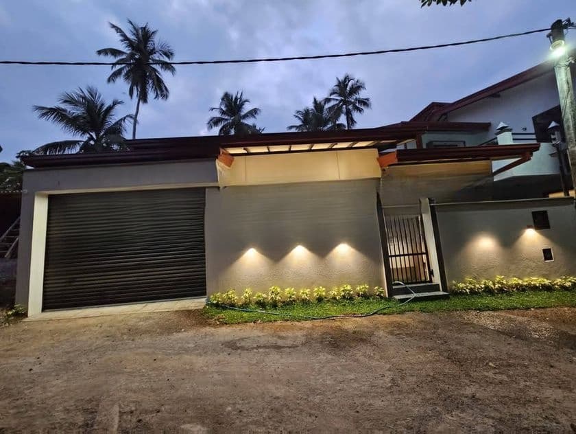 සීගෙන් දියුණු වෙන කොට්ටාව දියගම විශ්වවිද්යාල ආසන්නව නිවසක් විකිනිමට