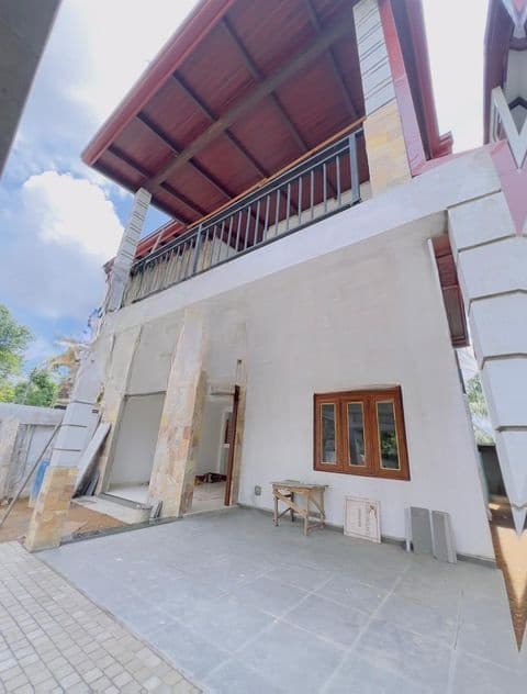 ඉදිවෙමින් පවතින අලුත්ම දෙමහල් නිවස විකිණීමට Talawatugoda