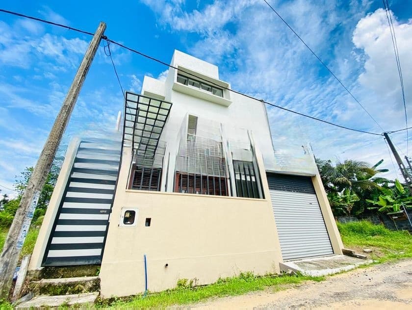 4 Bedroom House for Sale – Athurugiriya, Mullegama