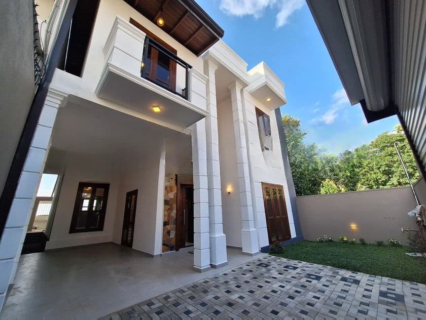 Boralesgamuwa Town Luxury House for Sale