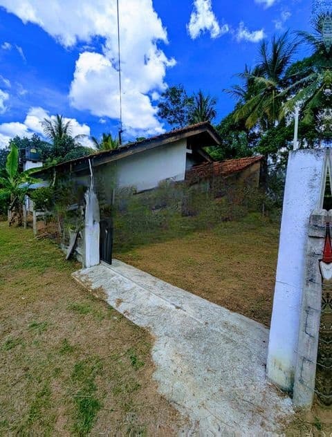 අඩි 20 කාපට් පාරට මුහුණලා පර්චස් 20ම ගත්තොත් – නිවස නොමිලේ