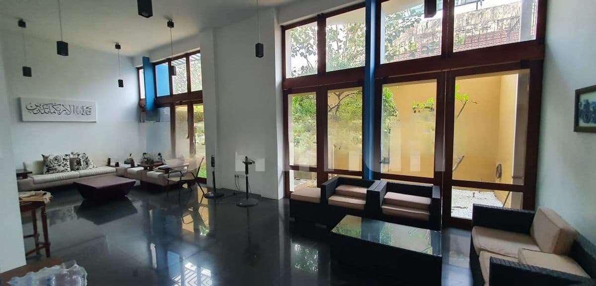 Modern 5-Bedroom House for Rent – Saranankara Road