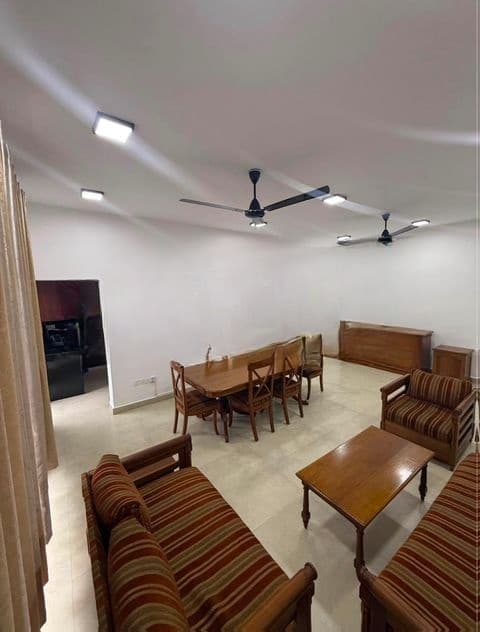 SEMI FURNISHED APARTMENT FOR RENT COLOMBO 6 WELLAWATTA ZA2667