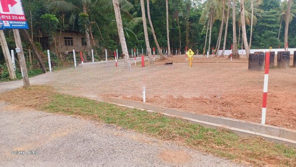 නුවර පාරට සමීපව යක්කලින් ඉඩමක්