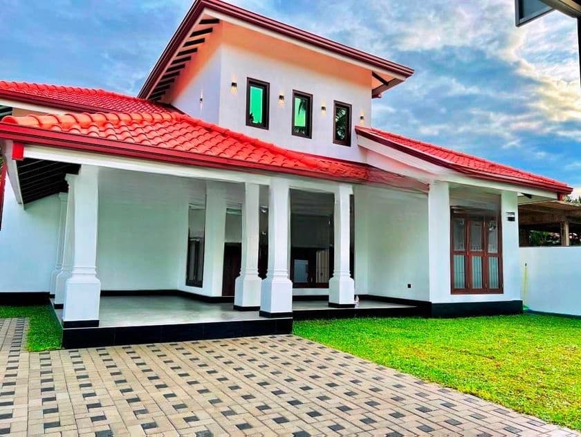 Quality Well Built 16P Land With Single Storey House for Sale Kandawala