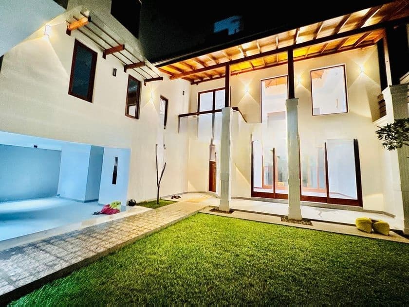 House Kotte Mansion with Rooftop Entertainment Area Pool