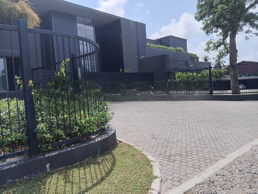 Piliyandala infront of Commercial credit training center 3 storey house.