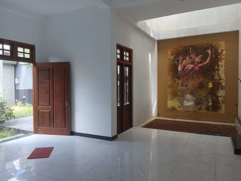 Piliyandala Kasbewa 3 storey 5 br house for sale .