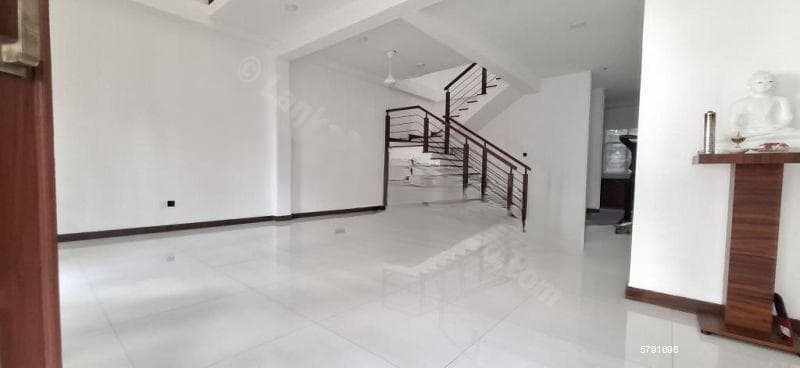 Commercial space available for rent in Pelawatta