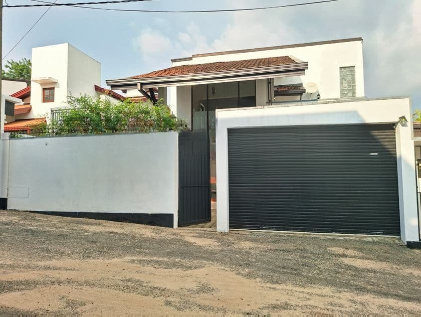 මාළබේ, කහන්තොට පාරේ පිහිටි දෙමහල් නිවසක් විකිණීමට ඇත. (ID : MALB013S)