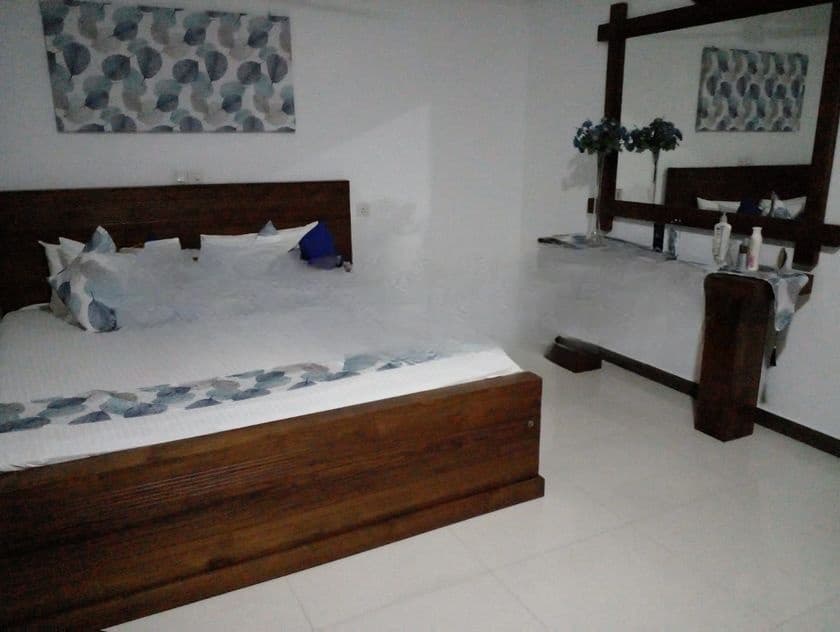 Colombo 5 : 8 A/C bedrooms fully furnished Hotel available for Rent