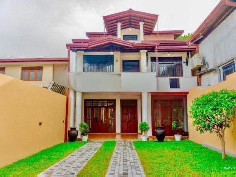 7 Bedroom Three Storied Luxury House for Sale - Boralesgamuwa | LKR 110 Million (Negotiable) (EM886)