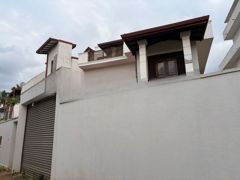 Piliyandala Koskanatta Rd 06 BR House on 12.5 Perches of Land for Sale