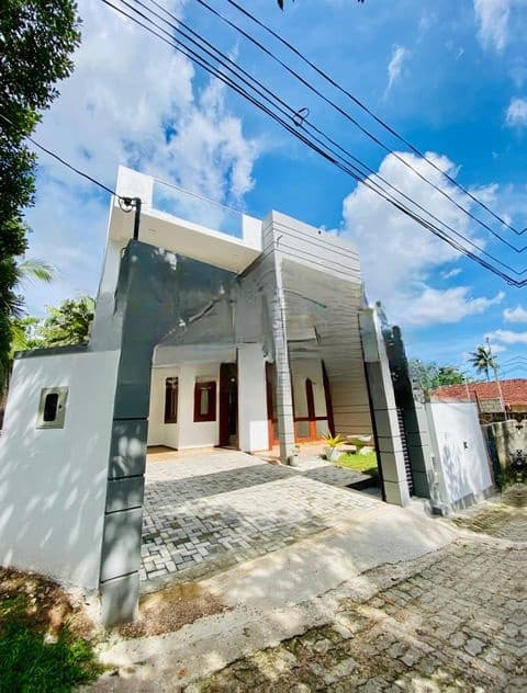 අතුරුගිරියෙන් Rooftop එකක් සහිත Luxury නිවසක් විකිණීමට